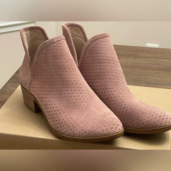 Lucky brand woman’s blush color ankle booties size 8.5W - Picture 1 of 2